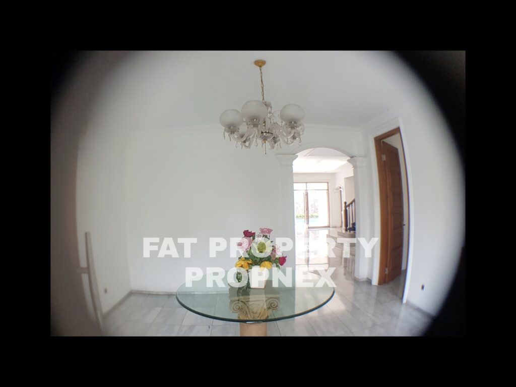 Dijual rumah mewah sangat terawat dengan swimming pool di Pondok Indah,Jakarta Selatan.