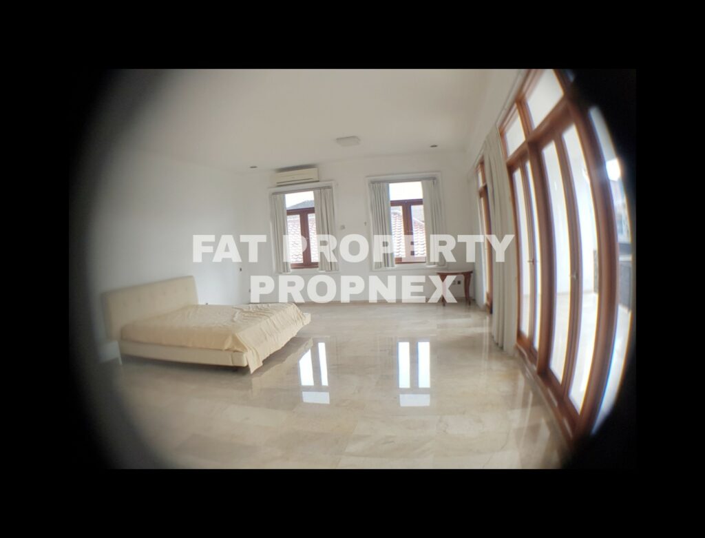 Dijual rumah mewah sangat terawat dengan swimming pool di Pondok Indah,Jakarta Selatan.