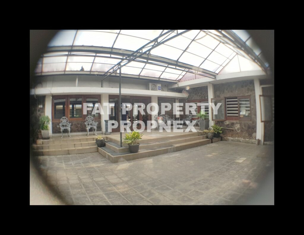 Dijual/disewakan rumah di atas tanah komersil di jalan raya strategis di Jl Tebet Raya,Jakarta Selatan.