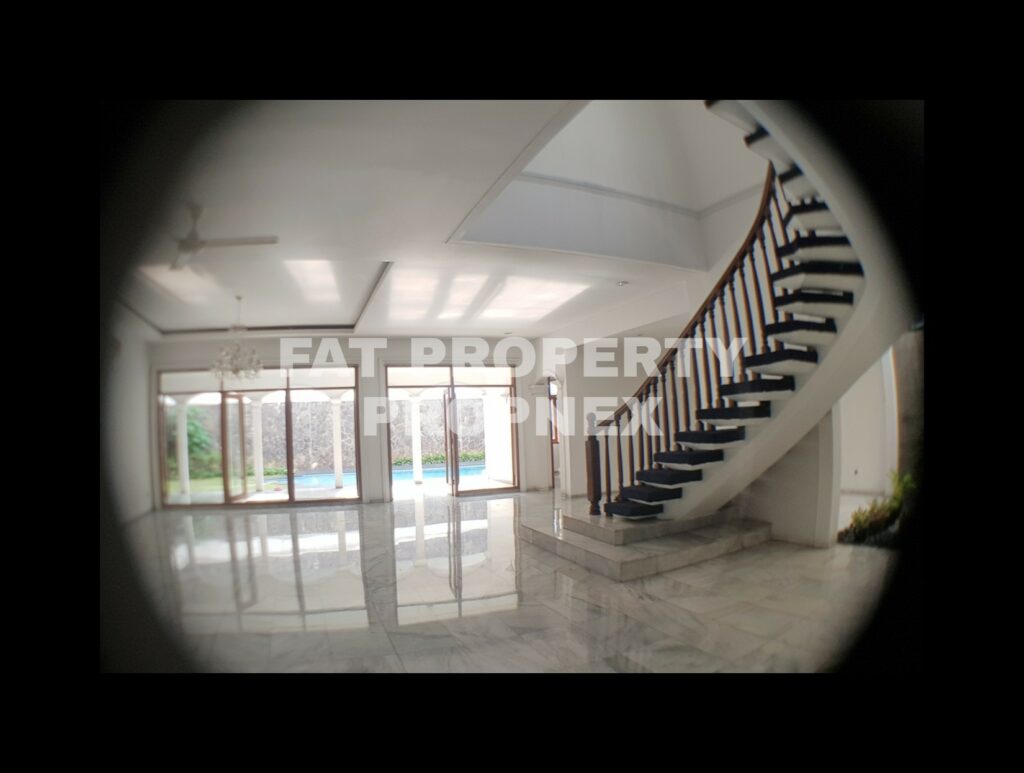 Dijual rumah mewah sangat terawat dengan swimming pool di Pondok Indah,Jakarta Selatan.