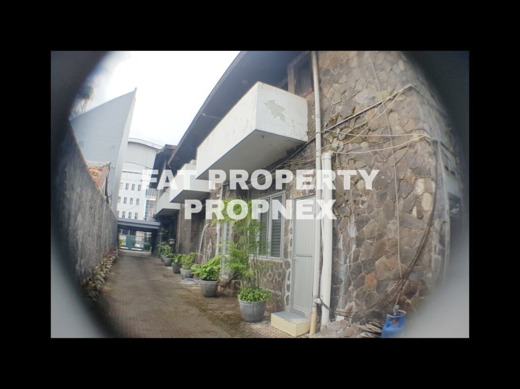 Dijual/disewakan rumah di atas tanah komersil di jalan raya strategis di Jl Tebet Raya,Jakarta Selatan.
