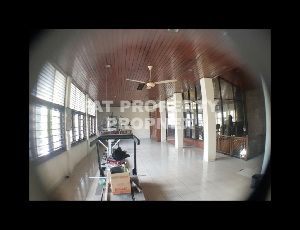 Dijual/disewakan rumah di atas tanah komersil di jalan raya strategis di Jl Tebet Raya,Jakarta Selatan.