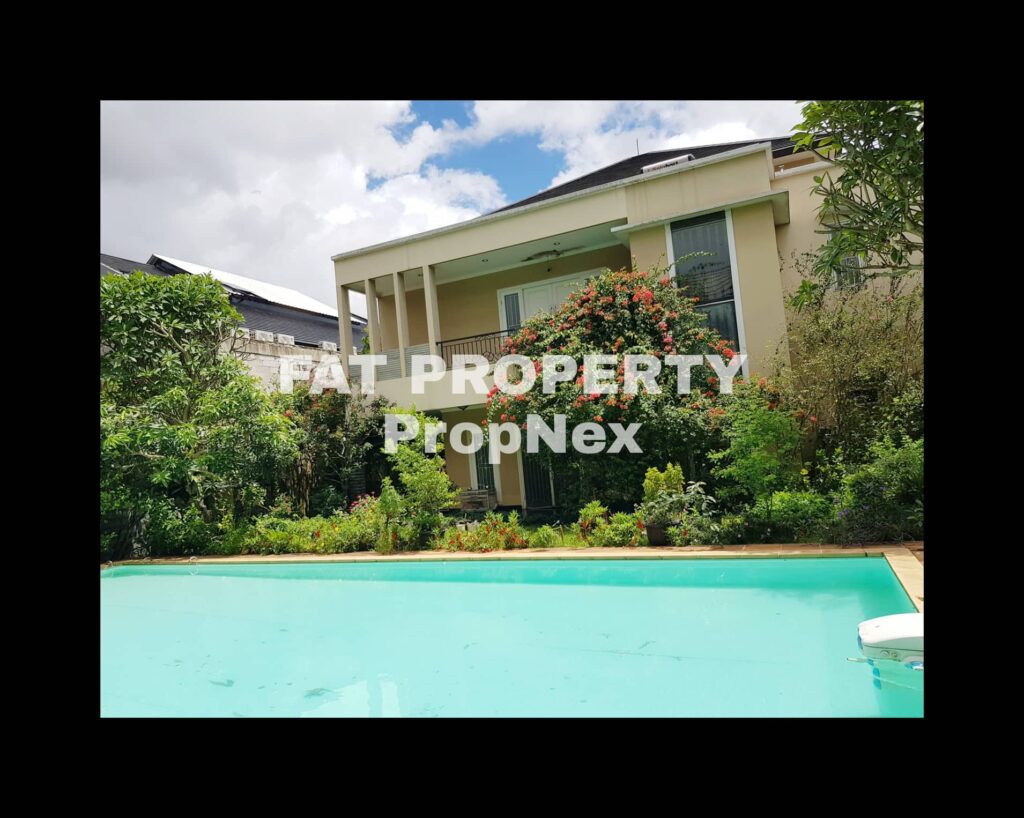 Dijual rumah mewah dgn swimming pool di Lippo Karawaci Barat.