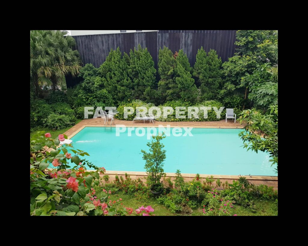 Dijual rumah mewah dgn swimming pool di Lippo Karawaci Barat.