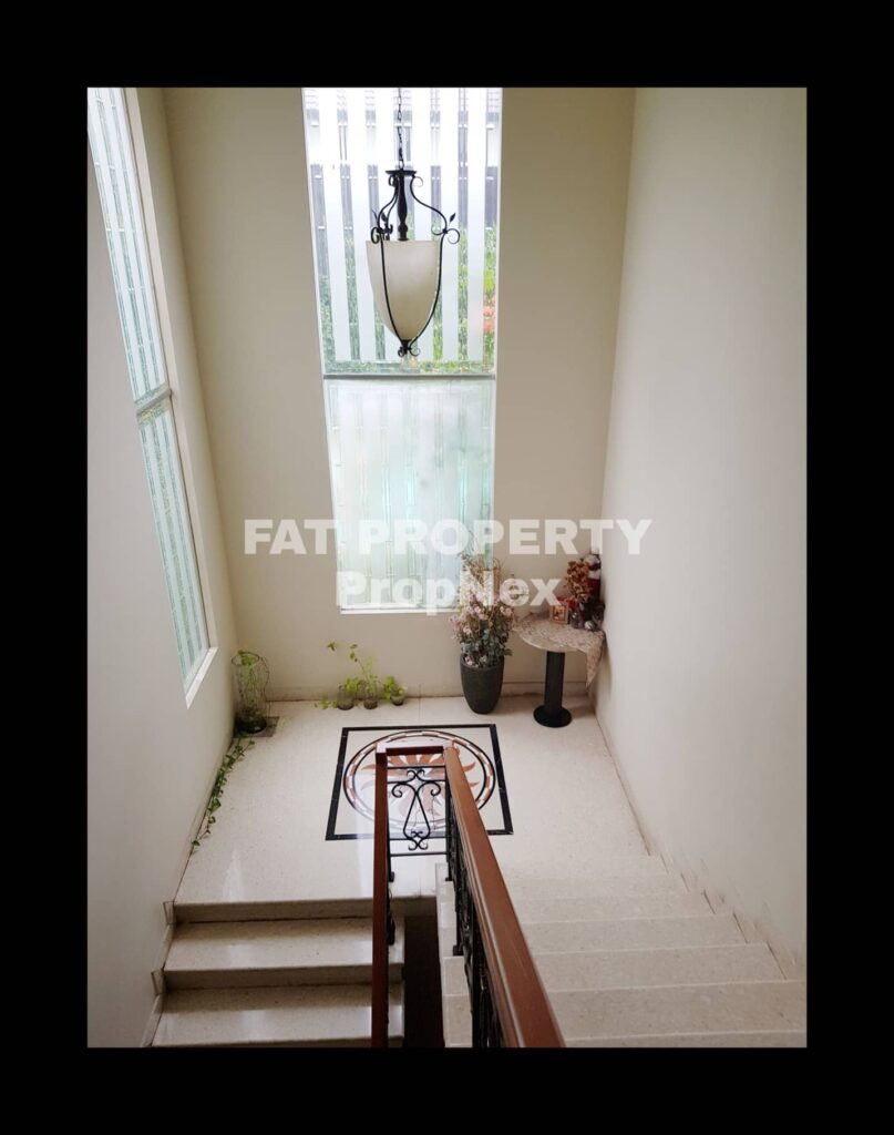 Dijual rumah mewah dgn swimming pool di Lippo Karawaci Barat.