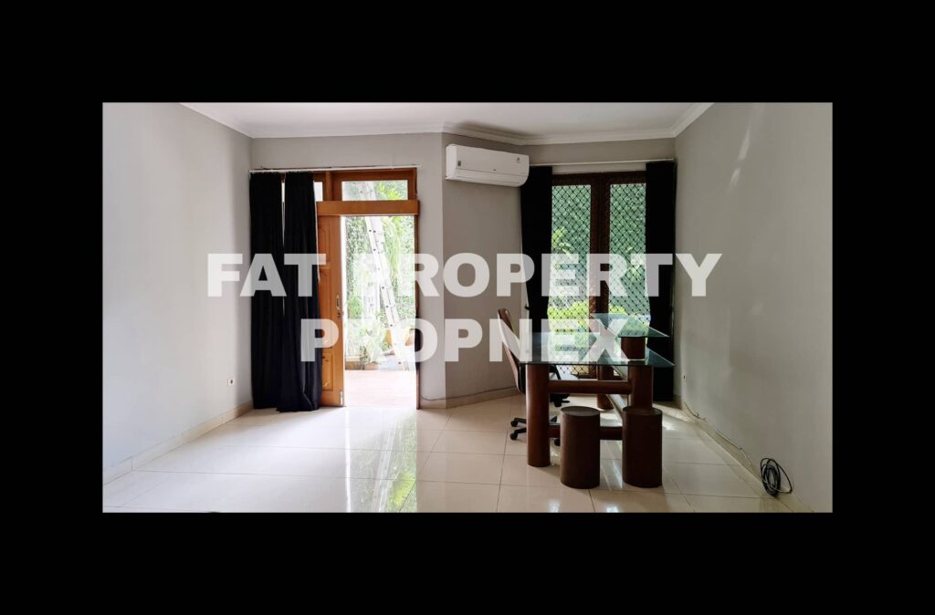 Disewakan rumah asri dgn swimming pool di Jl Taman Bukit Kemang,Jakarta Selatan.